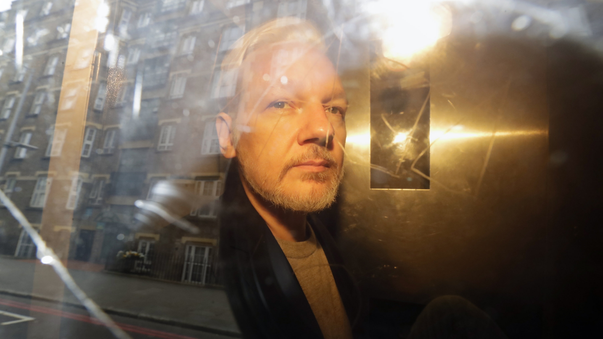 Julian Assange verlässt im Mai 2019 ein Londoner Gericht | dpa