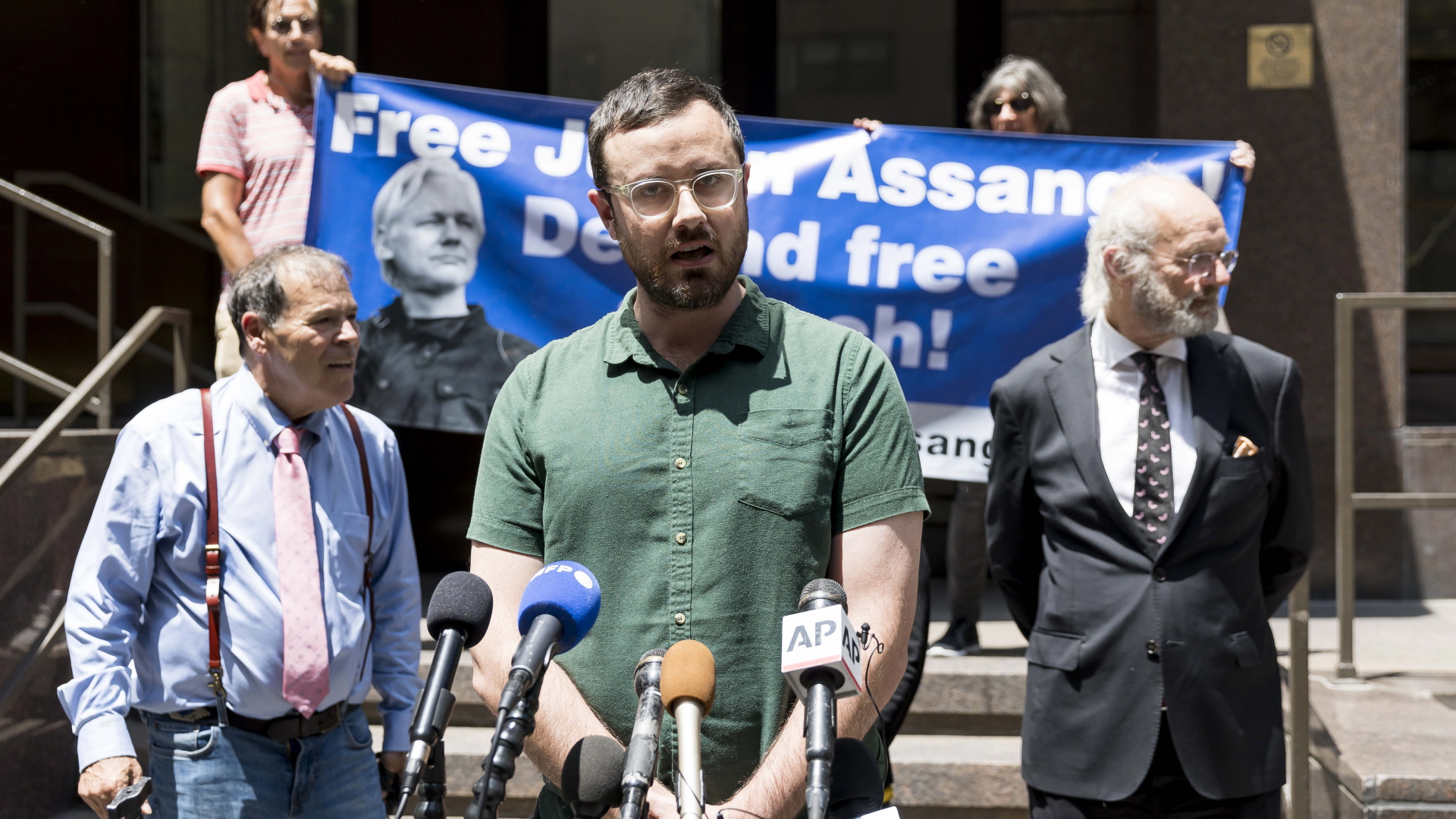 Pressekonferenz von Assanges Familie nach der Auslieferungs-Entscheidung in Großbritannien | EPA