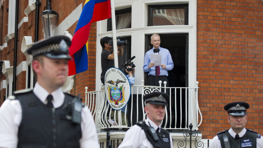 Julian Assange im August 2012 auf dem Balkon der ecuadorianischen Botschaft in London. | dpa