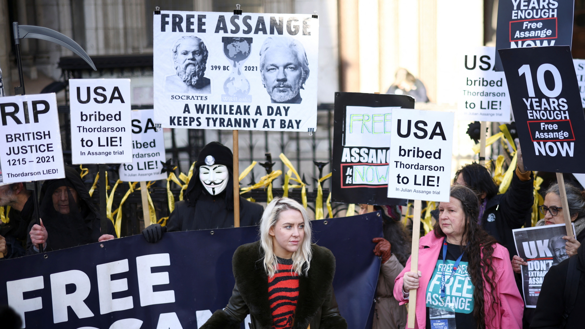 Unterstützer von Julian Assange demonstrieren vor dem Gerichtsgebäude in London. | REUTERS