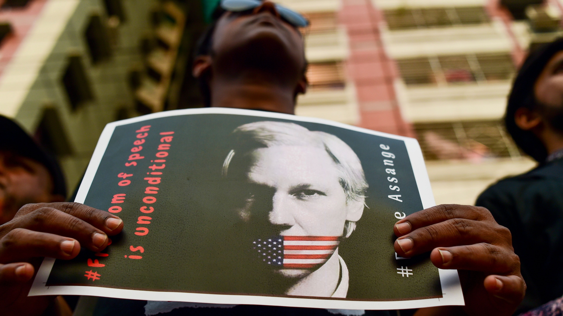 Demonstranten fordern die Freilassung von Assange. | Bildquelle: AFP