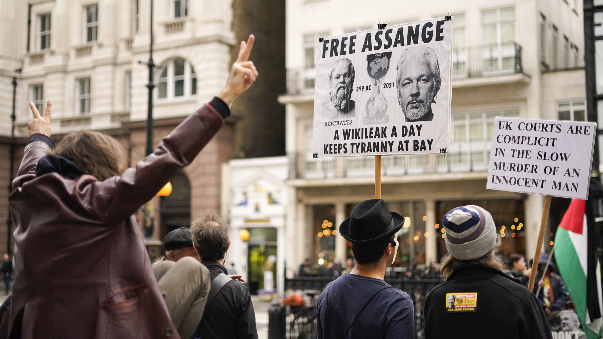Unterstützer von Julien Assange vor einem Londoner Gericht halten Plakate in die Höhe. | picture alliance / ASSOCIATED PR