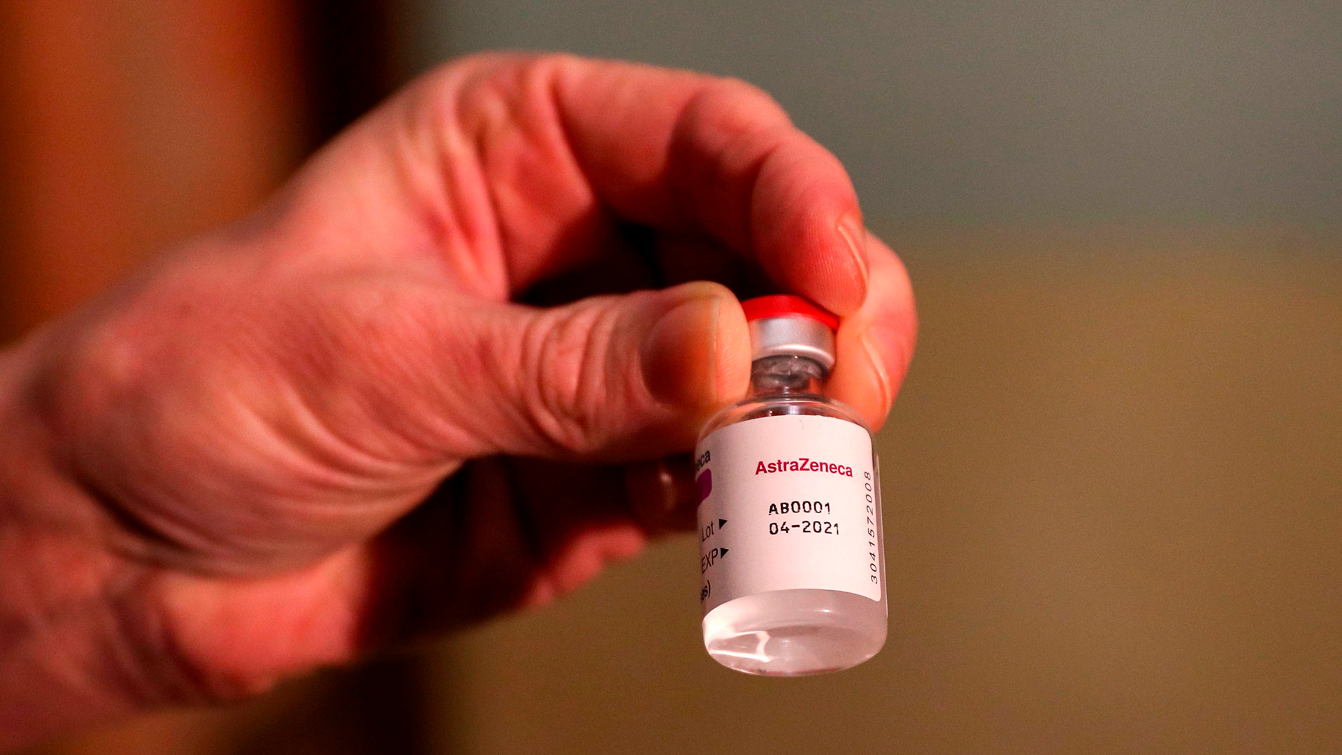 Ein Fläschchen mit dem Impfstoff AstraZeneca | AFP