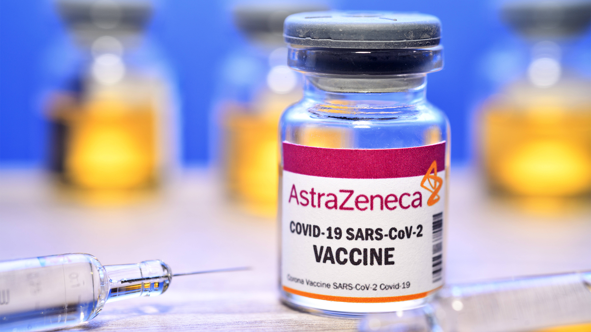 Injektionsflasche mit Impfspritzen und Corona-Impfstoff von AstraZeneca | imago images/Christian Ohde