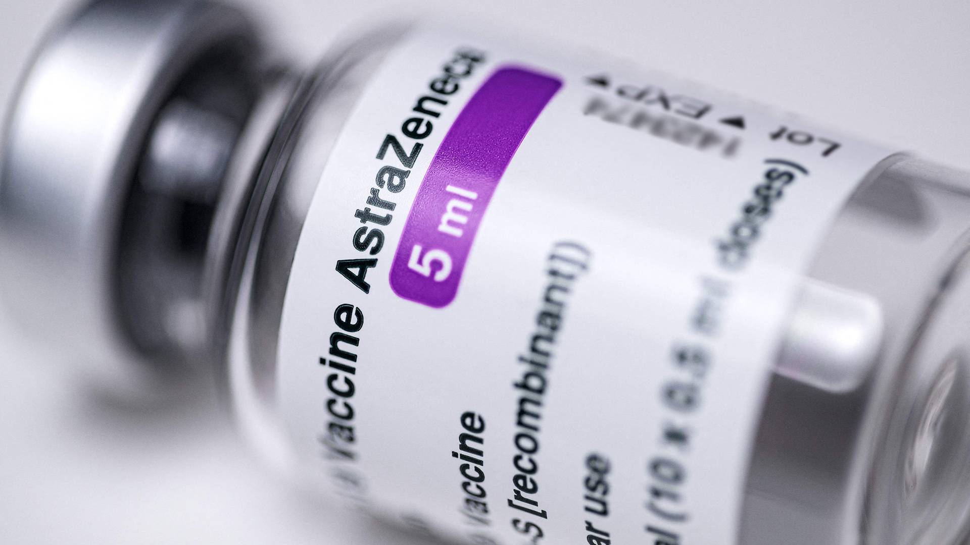 Eine Ampulle mit dem Impfstoff von AstraZeneca | AFP