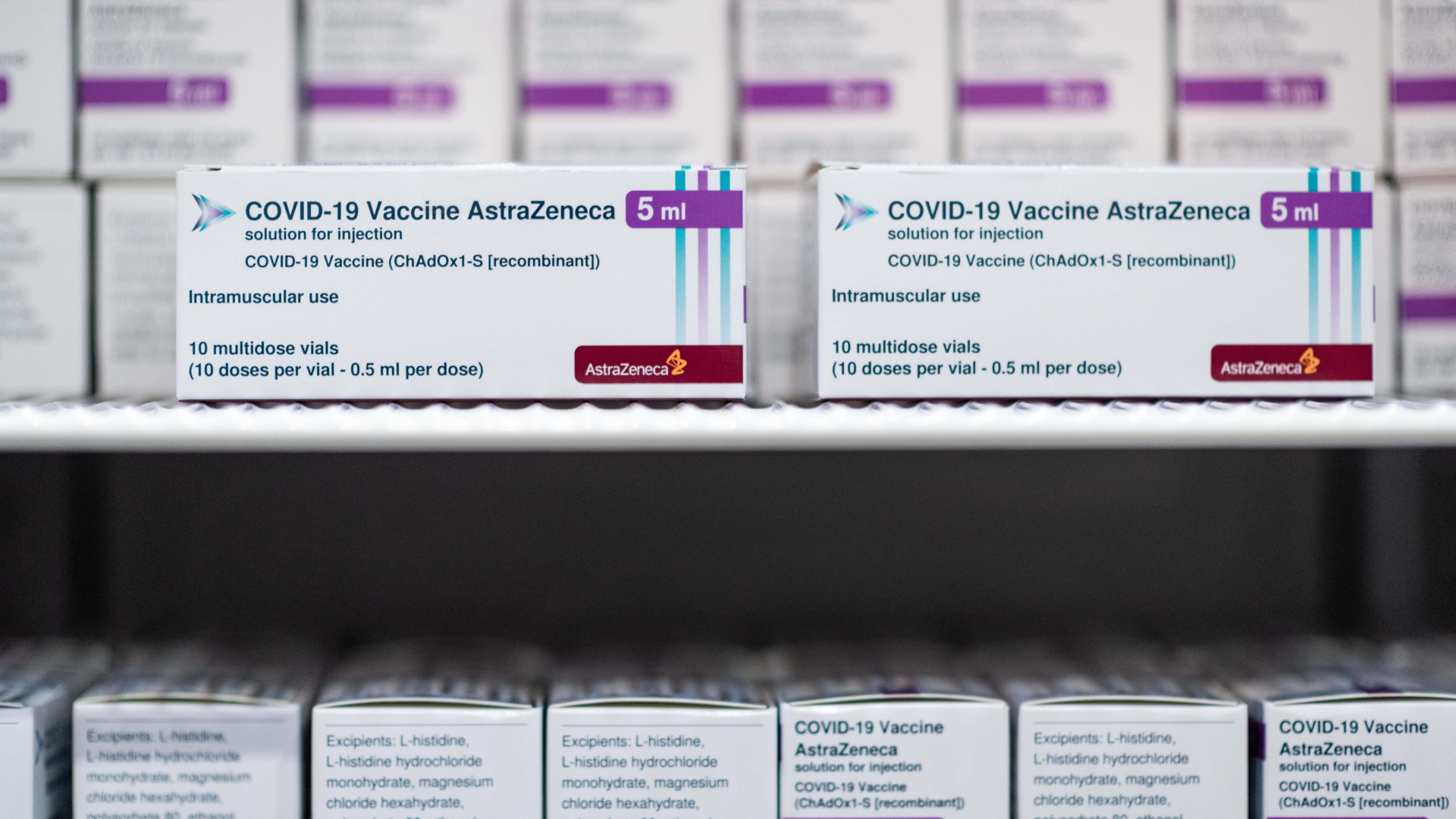 Der Impfstoff der Firma AstraZeneca lagert in einem Kühlschrank im Impfzentrum in Essen | dpa