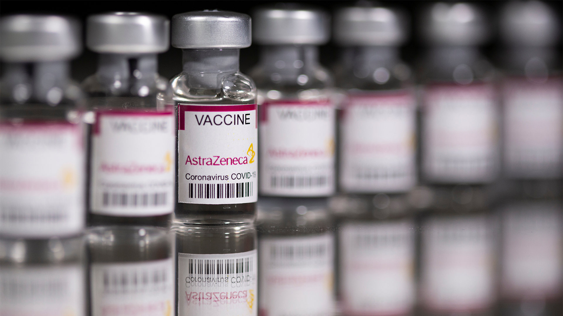 Ampullen mit AstraZeneca-Impfstoff | REUTERS