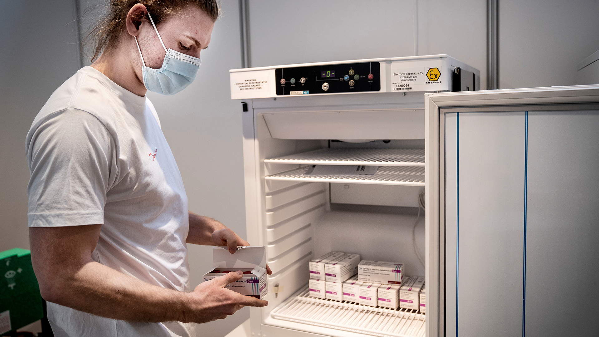 Ein Mitarbeiter hantiert mit AstraZeneca-Impfstoffen in der Lagerung eines Impfstoffzentrums in der Region Hovedstaden (Kopenhagen, Dänemark). | via REUTERS