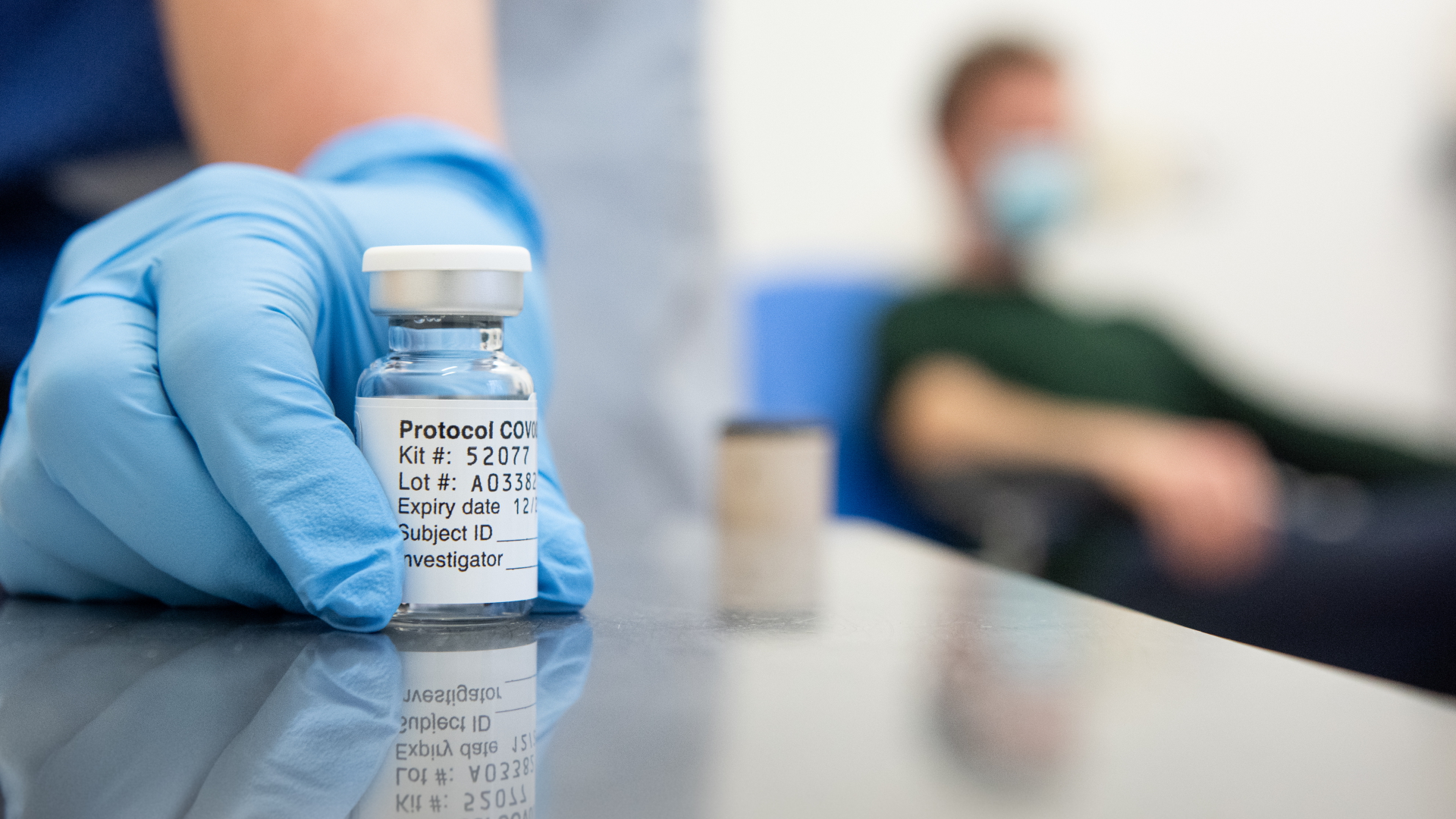Ein Fläschchen mit einem Corona-Impfstoff von AstraZeneca und der Universität Oxford steht auf einem Tisch. | dpa