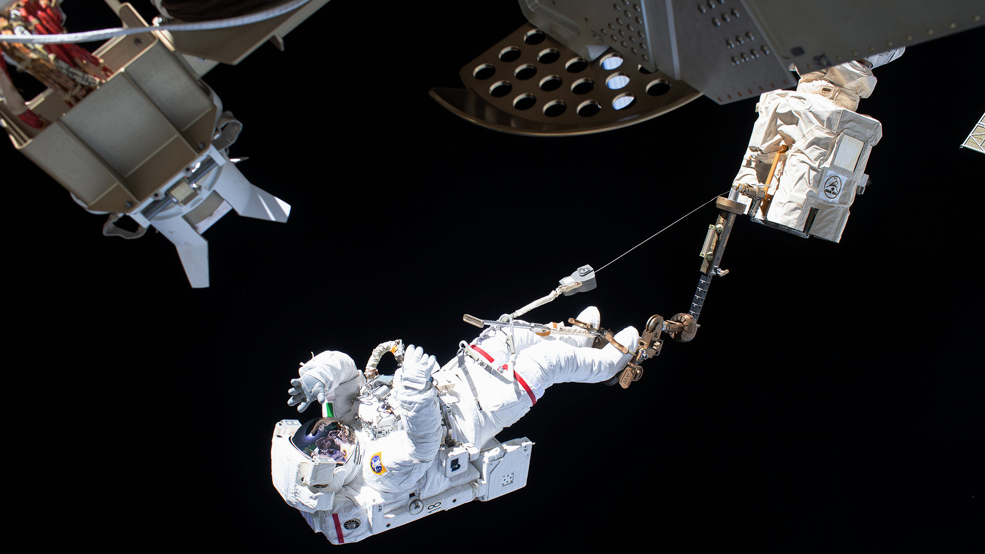 Der ESA-Astronaut Luca Parmitano ist bei einem AuÃeneinsatz an der Internationalen Raumstation ISS über den Roboterarm Canadarm2 gesichert. | picture alliance/dpa/Nasa