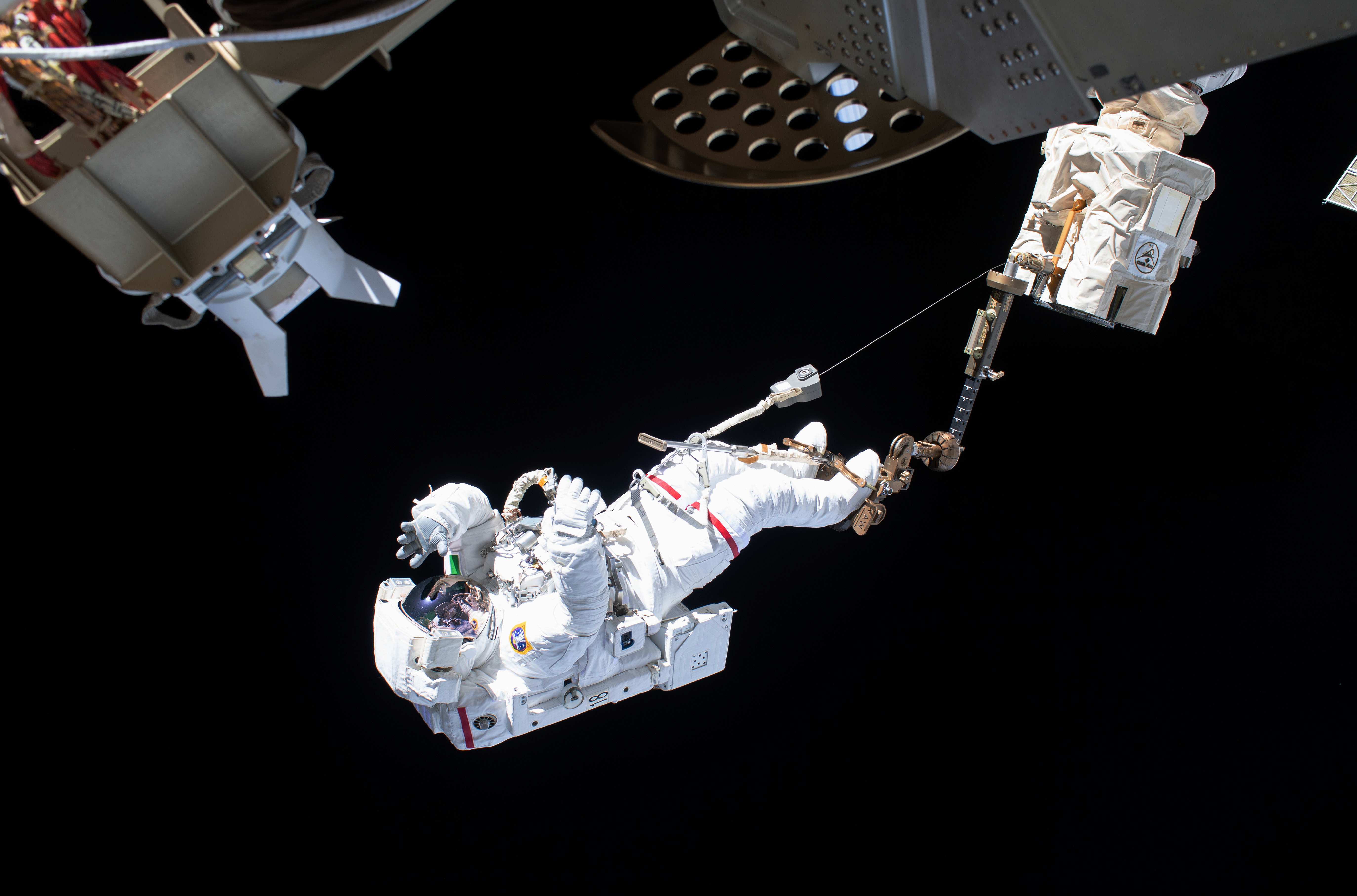 ESA-Astronaut Luca Parmitano schwebt bei einem Außeneinsatz an der ISS im Weltraum | dpa