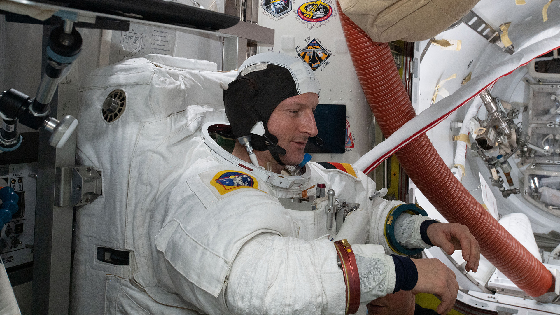 Astronaut Matthias Maurer prüft den Sitz seines Raumanzugs in der ISS | dpa
