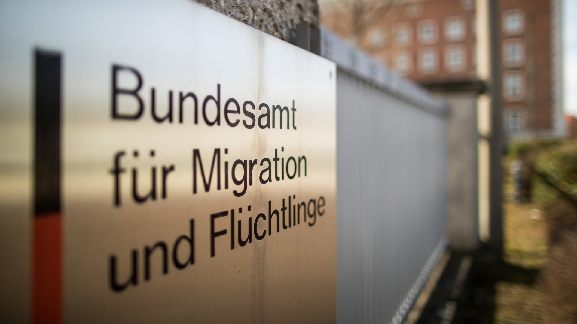 Außenansicht vom Bundesamt für Migration und Flüchtlinge (BAMF). | Bildquelle: dpa