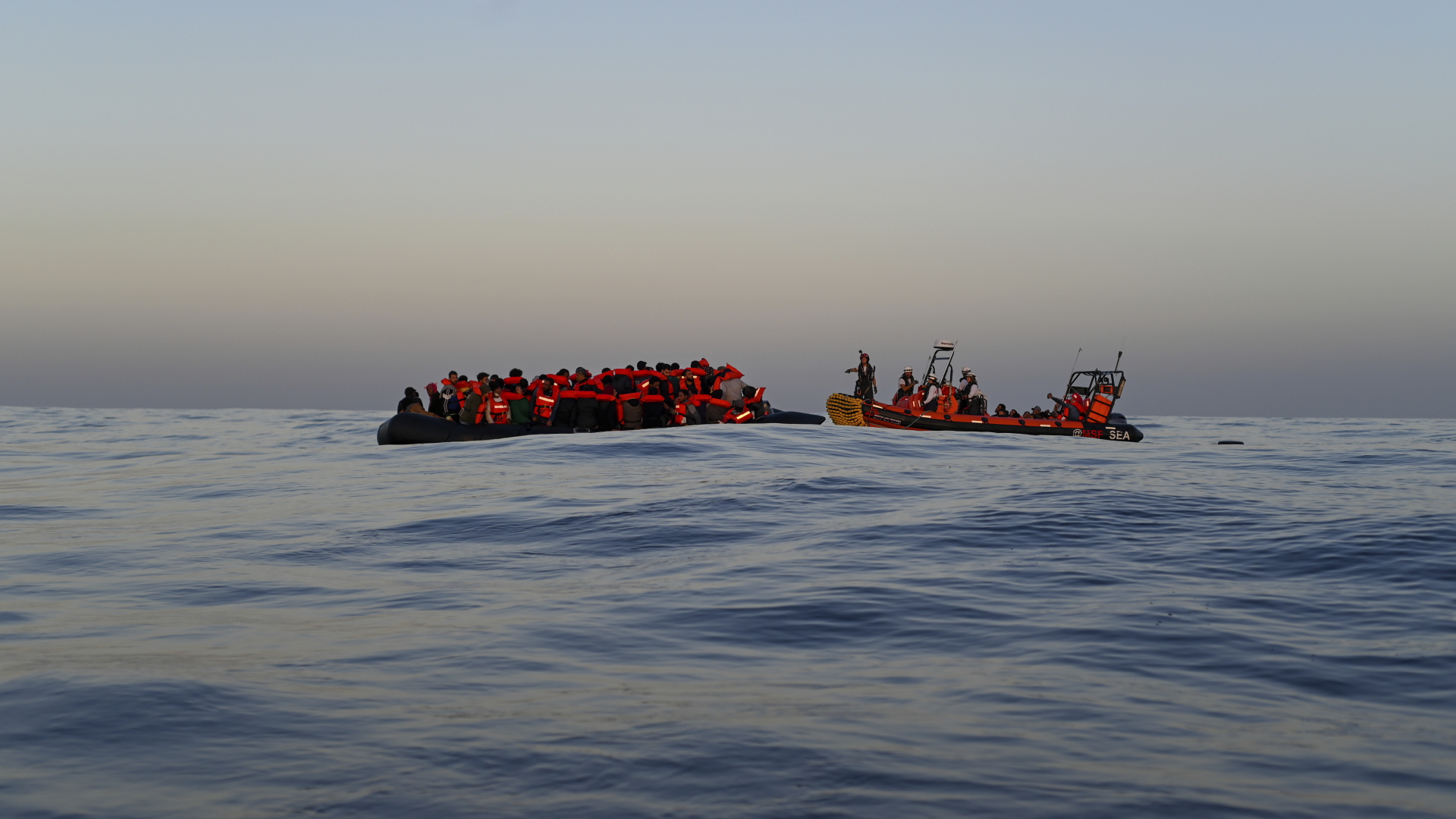Ein Rettungsteam der humanitären Organisation Ärzte ohne Grenzen (MSF) nähert sich einem Schlauchboot mit 74 Migranten an Bord, um sie auf das Rettungsschiff Geo Barents im Mittelmeer zu bringen.  | dpa