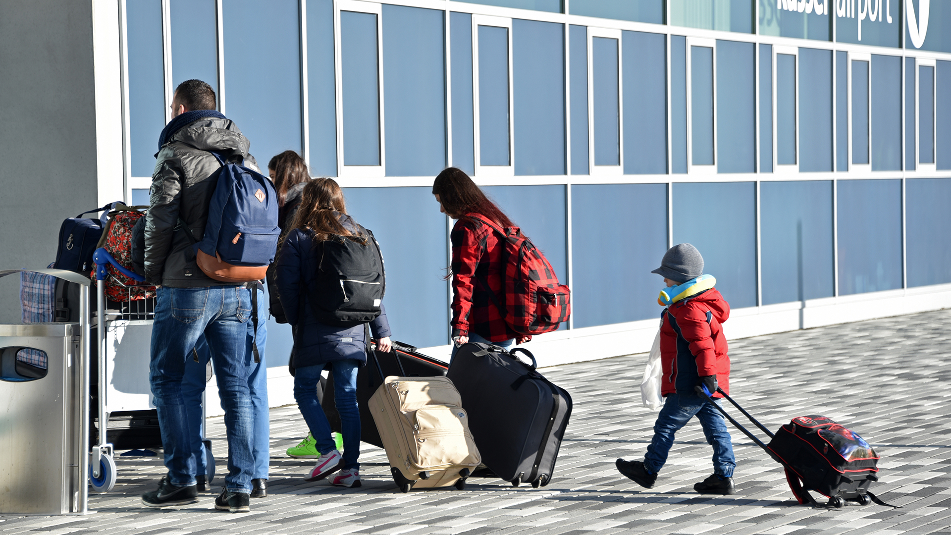 Abgelehnte Asylbewerber betreten am 27.11.2015 mit ihrem Gepäck den Terminal des Kassel-Airports in Calden (Hessen).  (Archivbild: November 2015) | picture alliance / Uwe Zucchi/dp