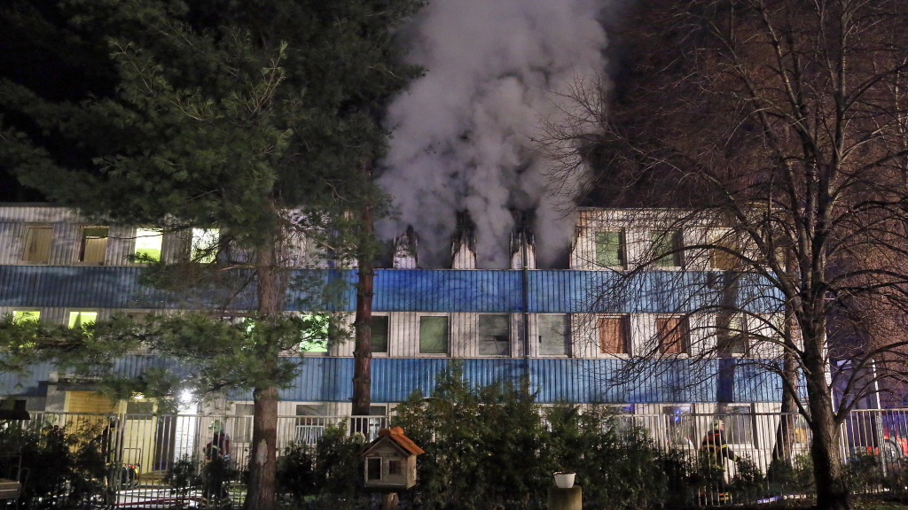 Aus den Fenstern einer Asylunterkunft in Radebeul kommt dunkler Rauch. | null