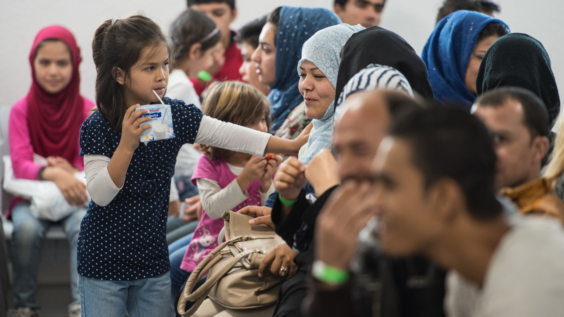 Asylbewerber warten im "Ankunftszentrum für Flüchtlinge" in Gießen. | dpa