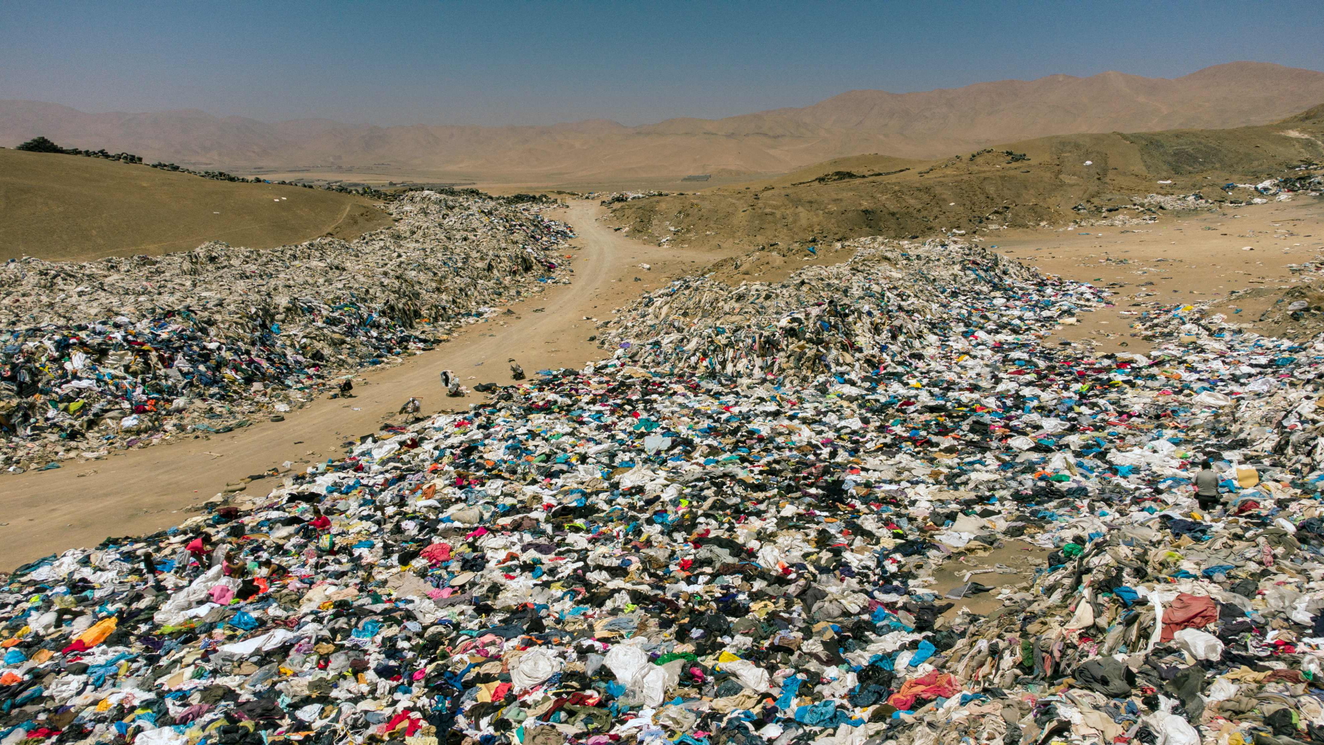 Berge von alter Kleidung liegen in der Atacama-Wüste  in Chile. | AFP