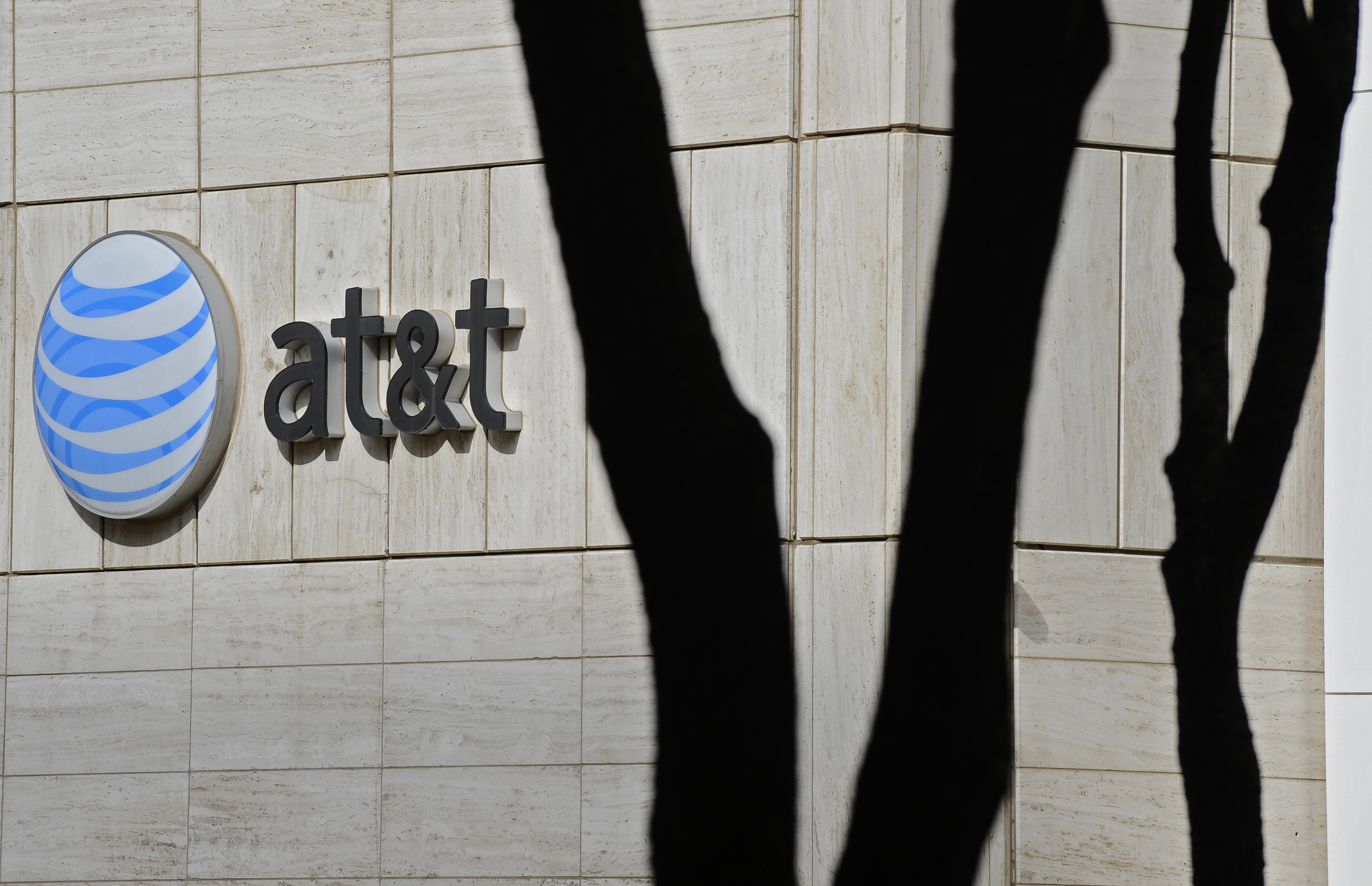 Logo des Konzerns AT&T prangt an einer Hausfassade | picture alliance / dpa