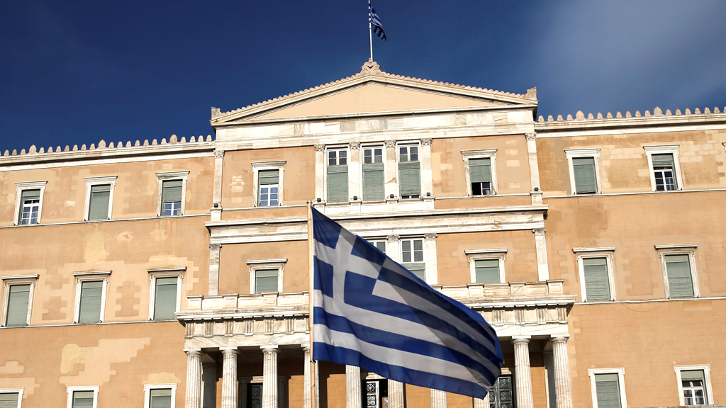 Griechische Flagge vor dem Parlament in Athen