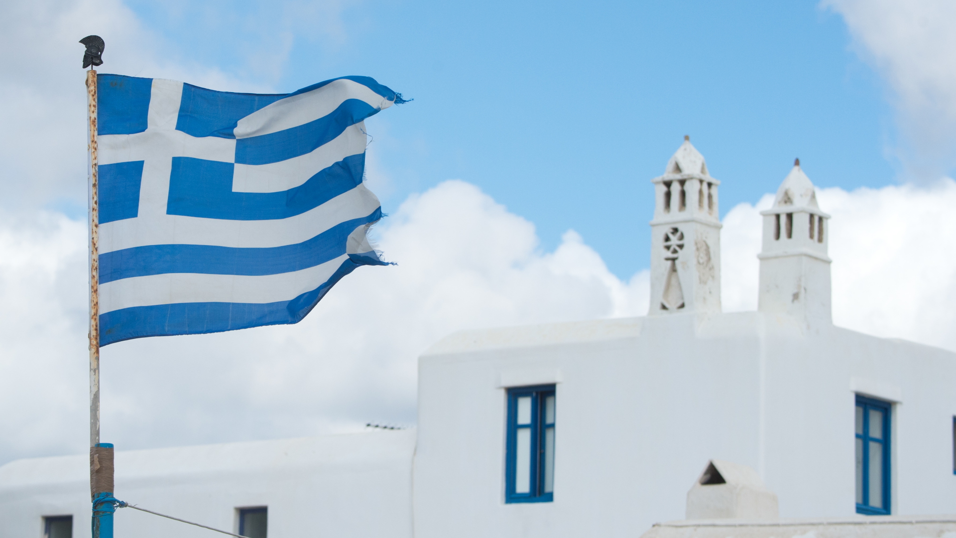 Die griechische Fahne weht auf der Insel Mykonos (Archivbild) | dpa