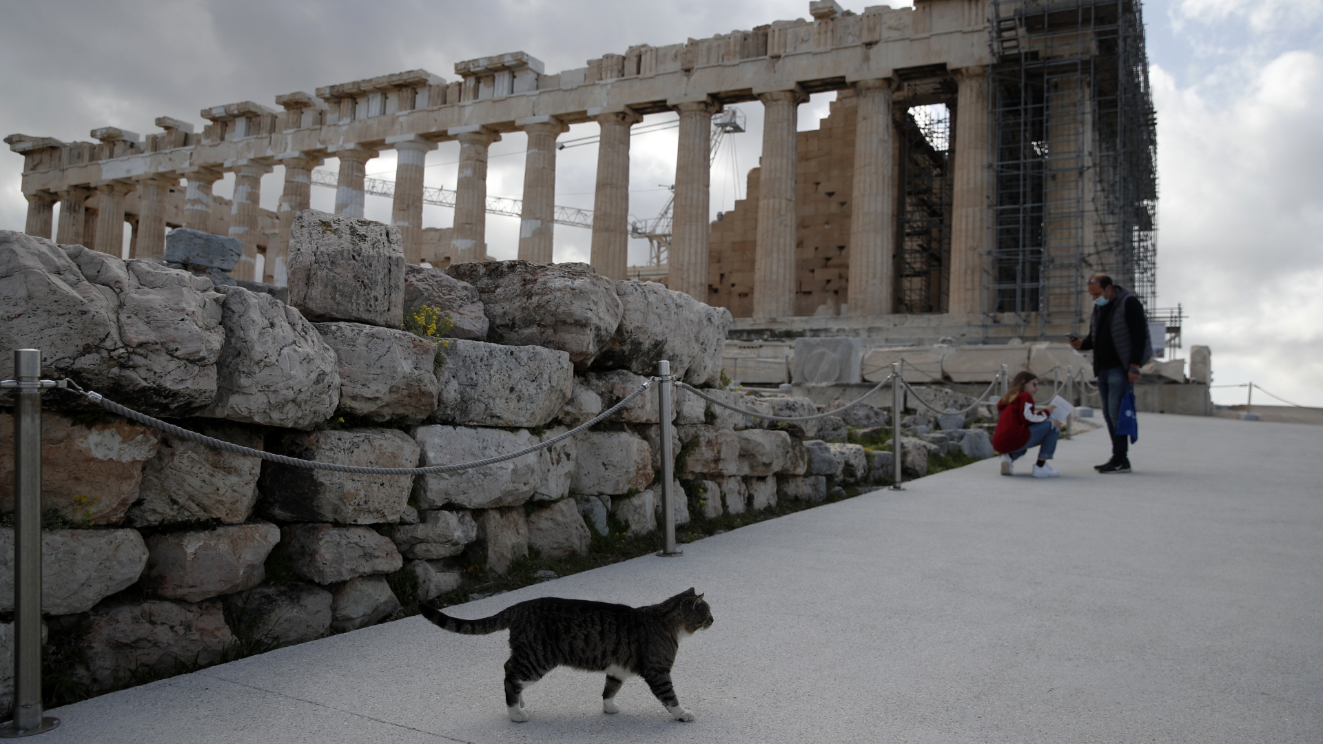 Die Betonpiste durch die Akropolis soll Touristen den Weg einfacher machen. Bei vielen von ihnen kommt sie aber gar nicht gut an. | dpa