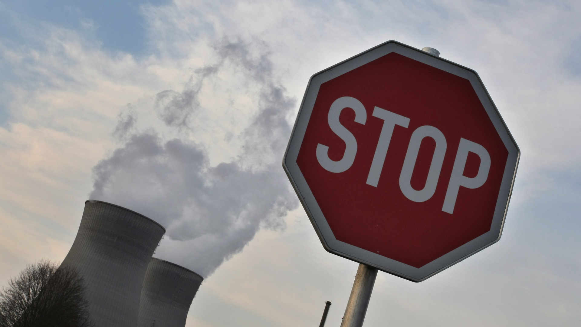 Stop-Schild vor Atomreaktor