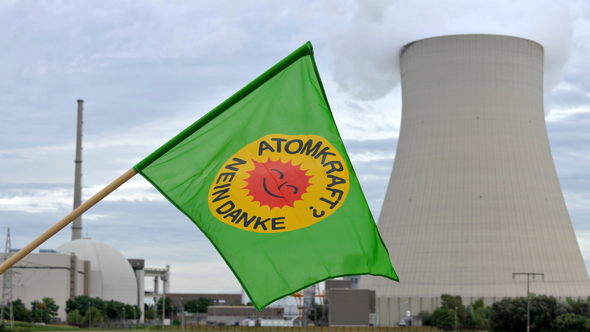 Eine Fahne der Grünen mit der Aufschrift "Atomkraft Nein Danke" weht am 15.09.2010 vor dem Atomkraftwerk Isar I in Essenbach. (Archivbild: 15.09.2010) | picture alliance / dpa
