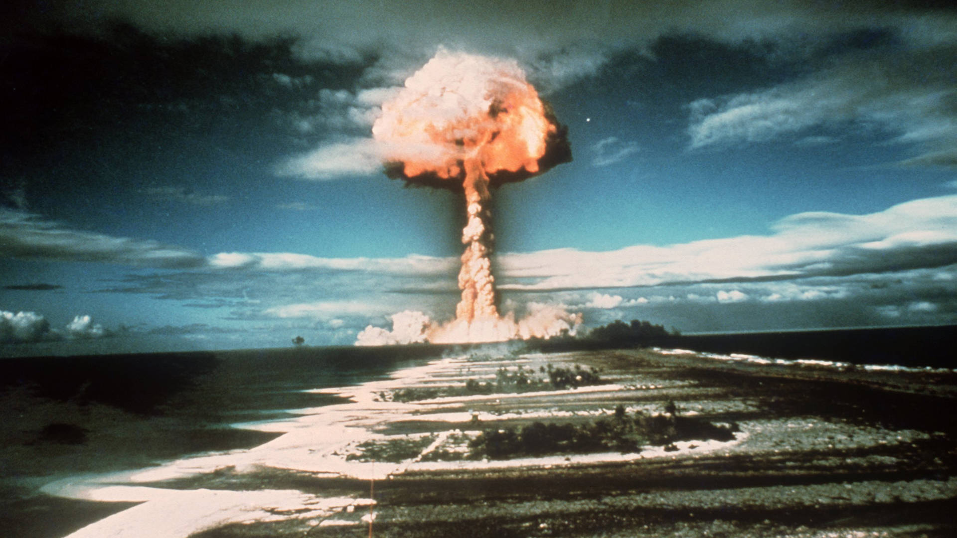 Ein Atompilz steigt nach der Explosion einer Atombombe 1971 über der französischen Pazifikinsel Mururoa in die Höhe. | picture-alliance / dpa