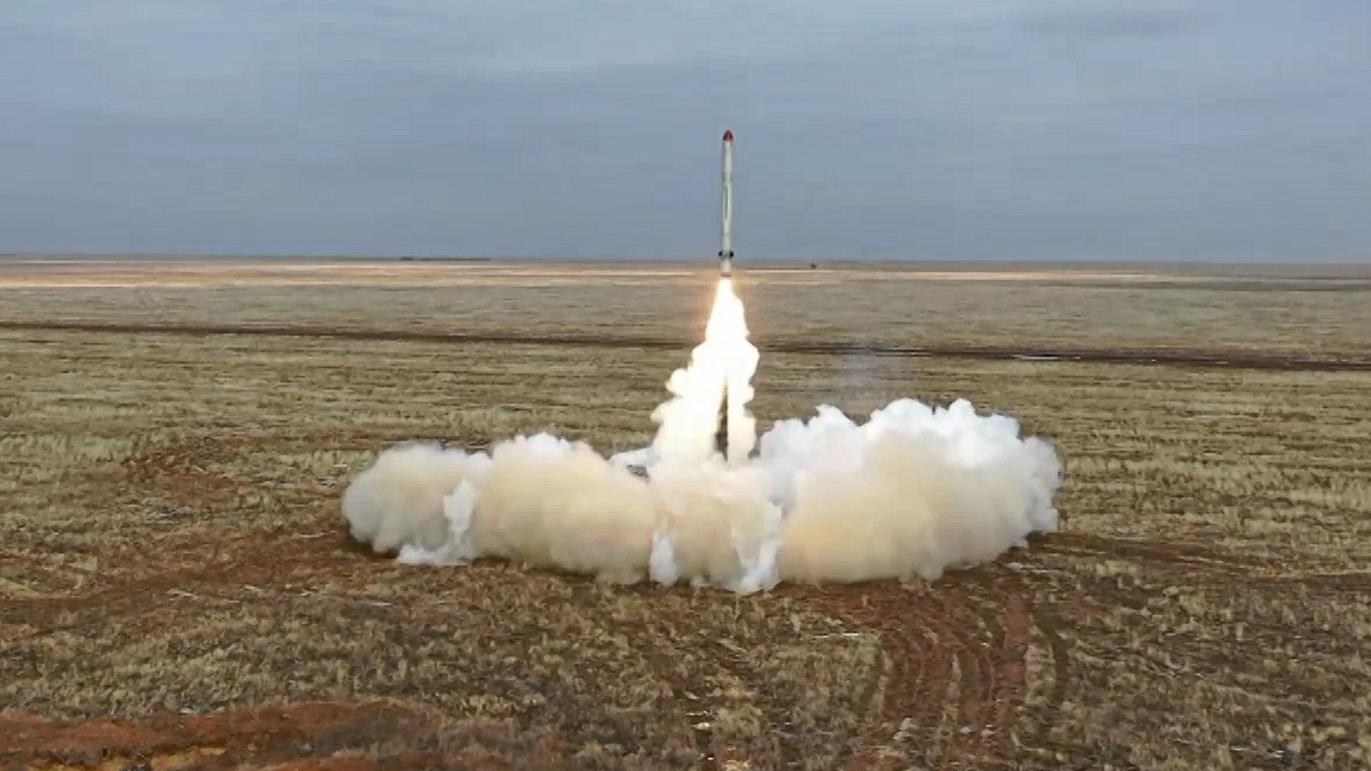 Eine russische Iskander-K-Rakete wird während einer Militärübung auf einem Truppenübungsplatz in Russland abgeschossen. 