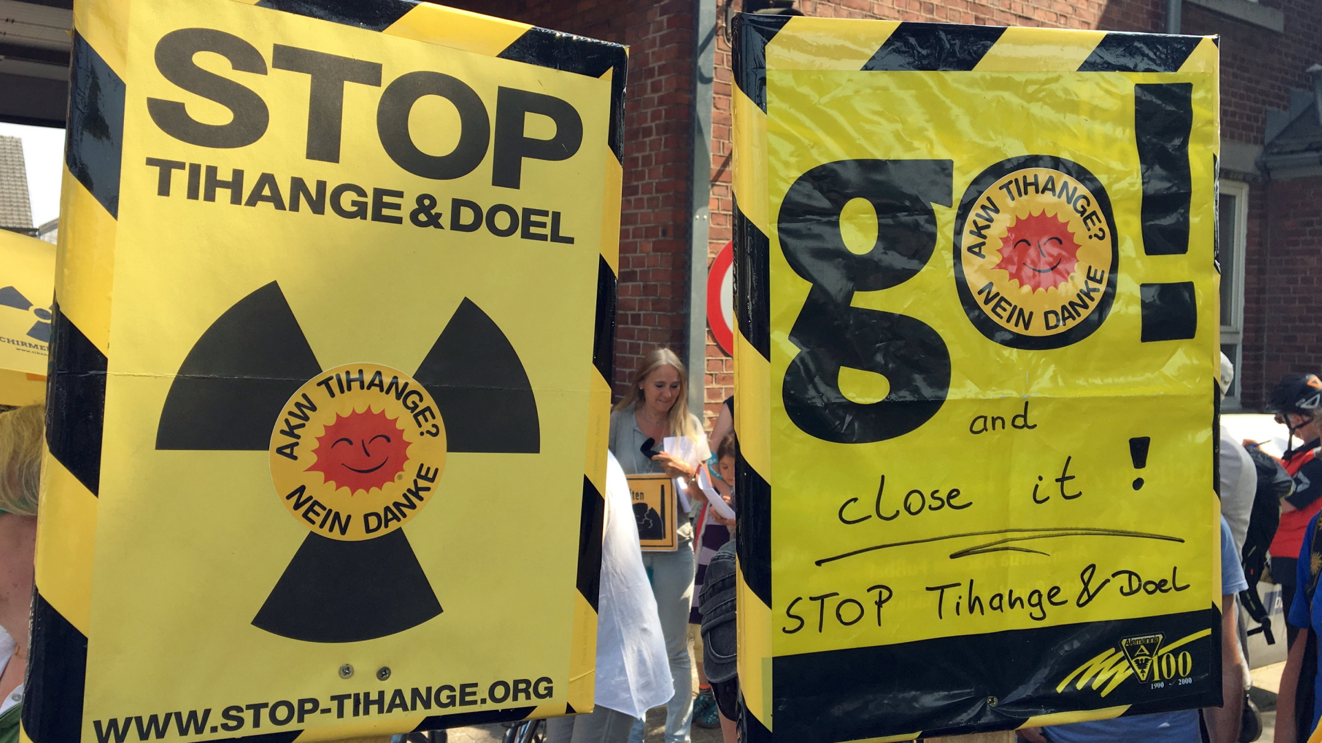 Atomkraftgegner halten im belgischen Eupen Plakate mit der Aufschrift "Stop Tihange und Doel". | dpa