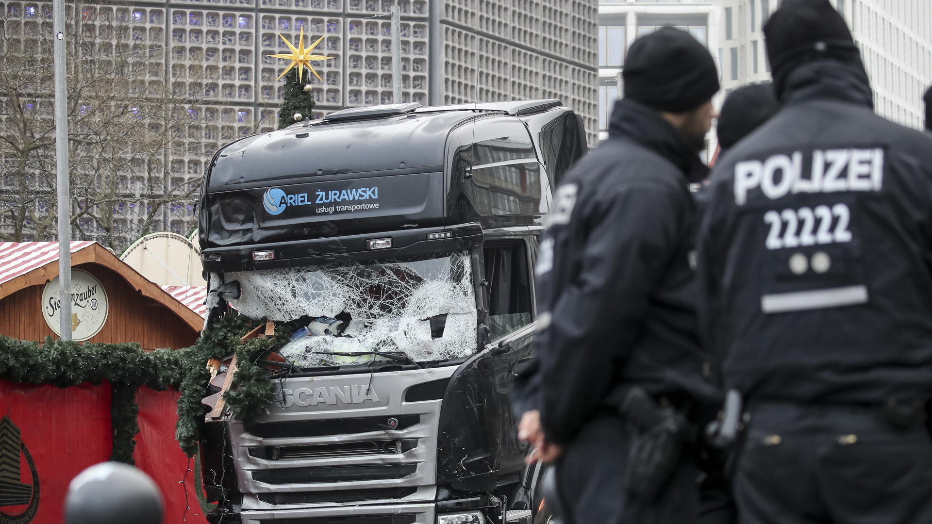 Der Lkw und eine Gruppe von Polizisten am Tag nach dem Anschlag auf dem Berliner Breitscheidplatz. | dpa