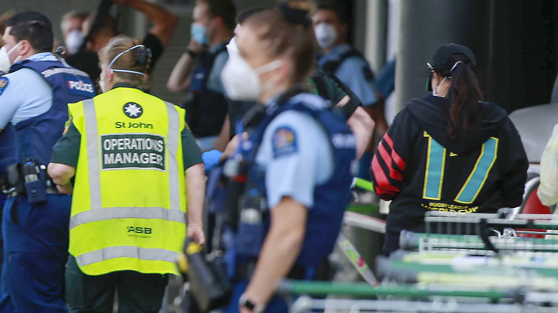 Einsatzkräfte stehen vor dem Einkaufszentrum in Auckland, in dem ein Angreifer mehrere Menschen verletzt hat. | AP