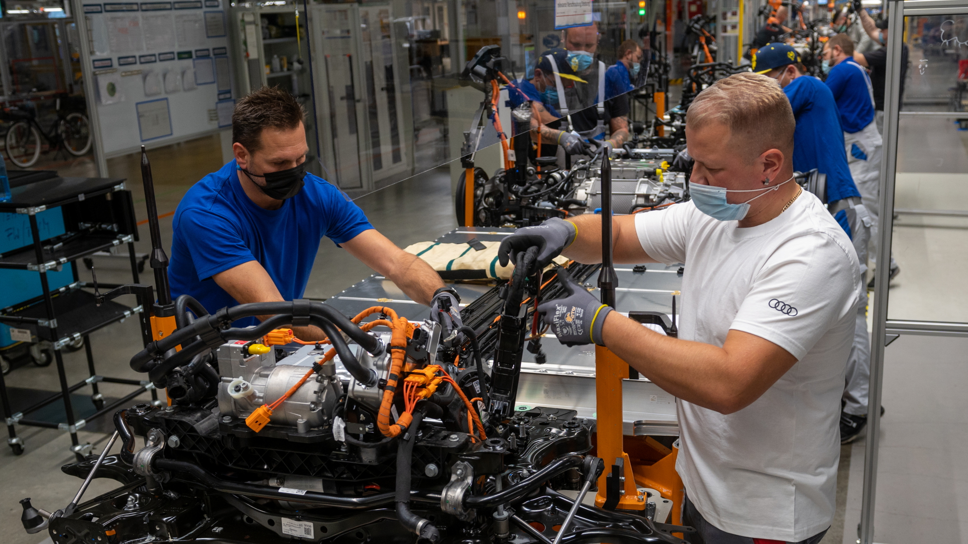Mitarbeiter montieren im Werk von Volkswagen in Zwickau Antriebsstränge für die Elektrofahrzeuge von VW und Audi | dpa