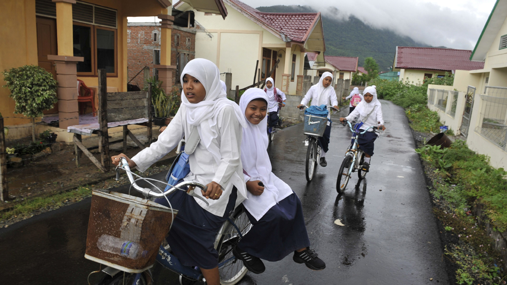 Schulmädchen in Aceh, im Hintergrund die neugebauten Häuser.