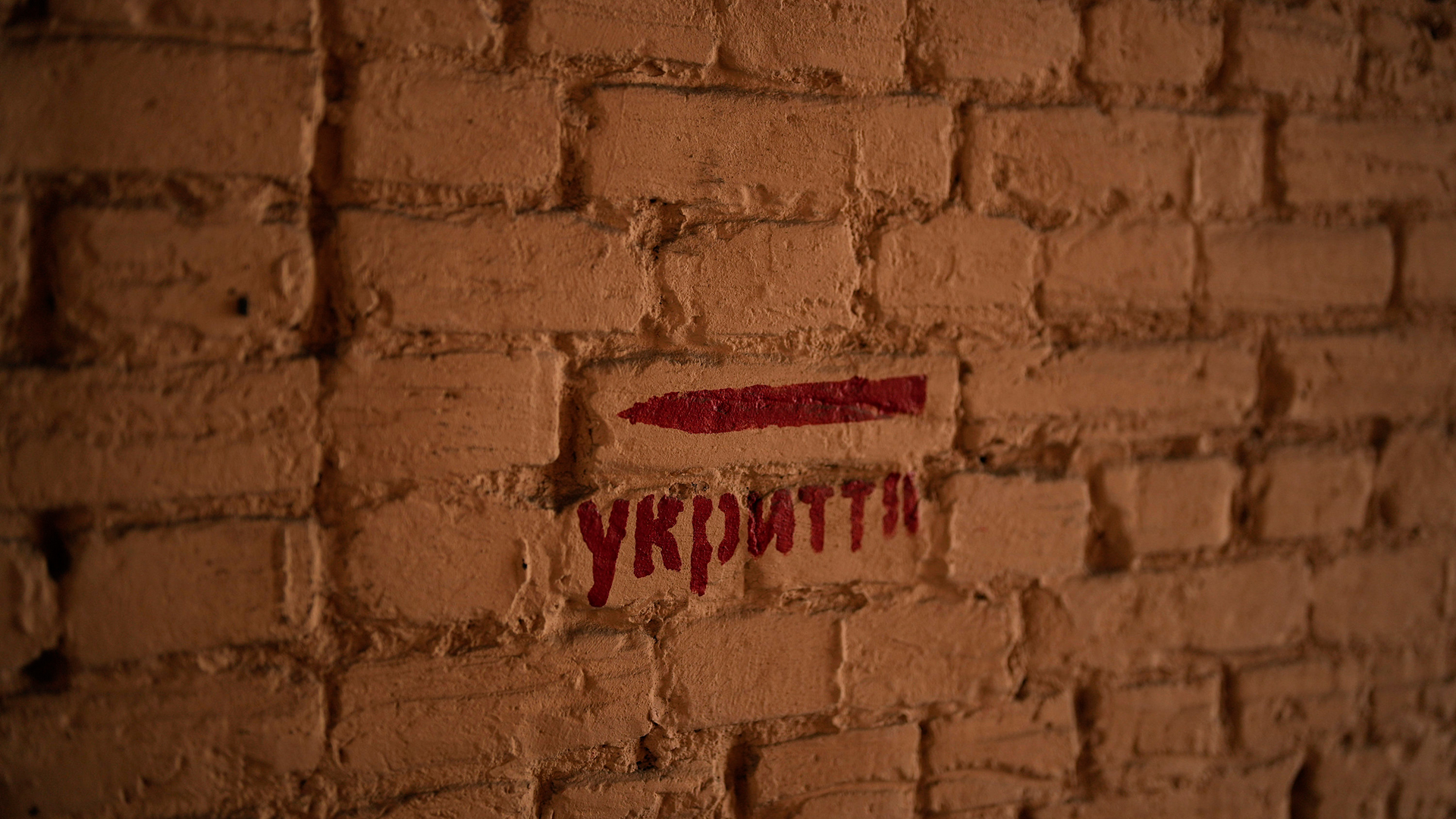 Ein Schild mit der Aufschrift "Schutzraum" ist in einer Straße in Kiew zu sehen.  | AP