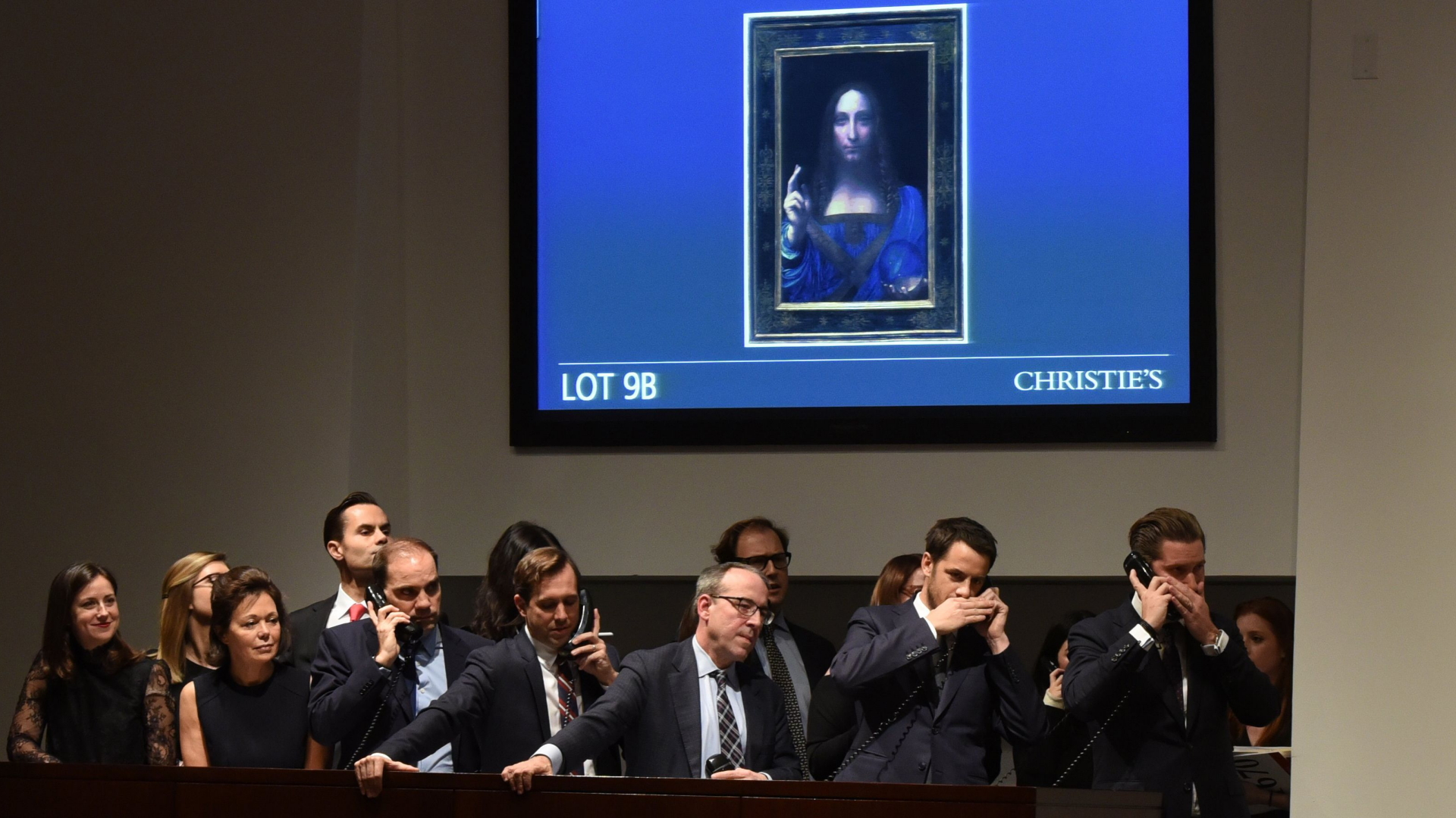 Mitarbeiter bei Christie’s nehmen per Telefon Angebote für ein Gemälde an | AFP