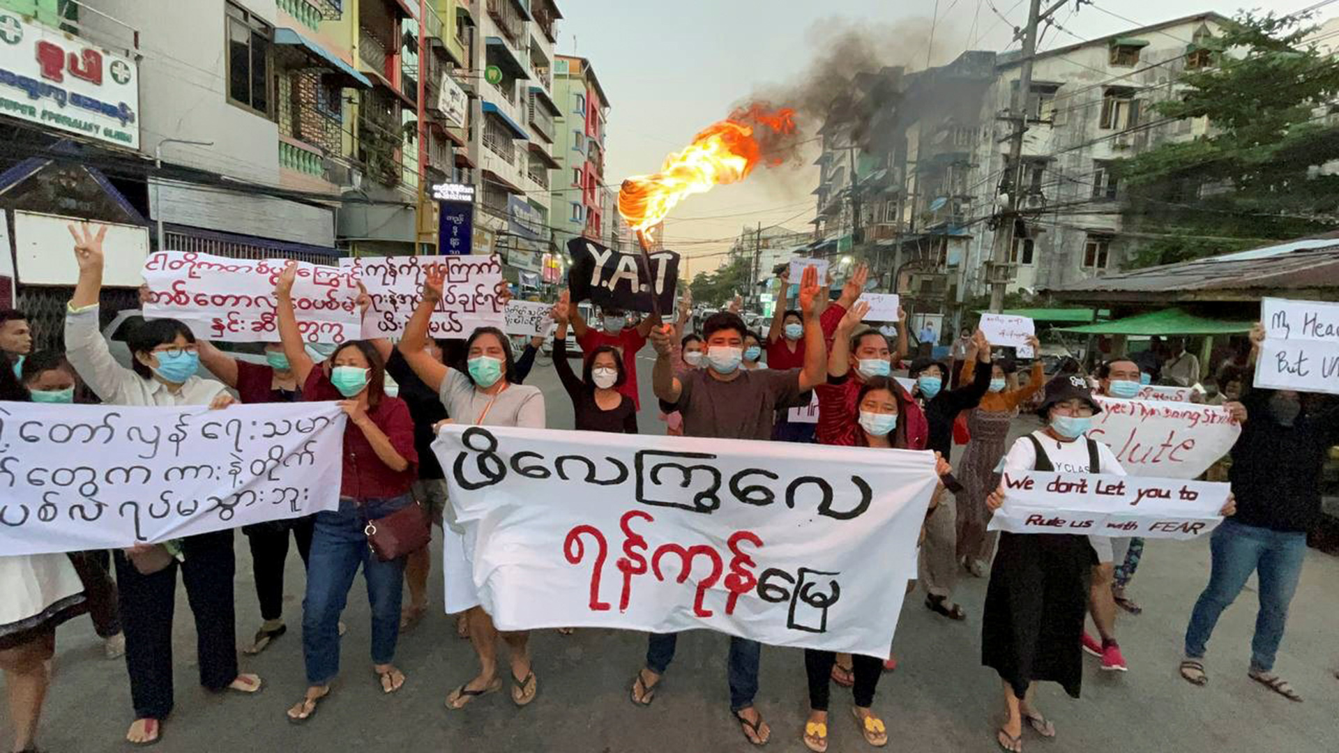 Menschen in Myanmar protestieren gegen die Strafe für Aung San Suu Kyi. |  via REUTERS
