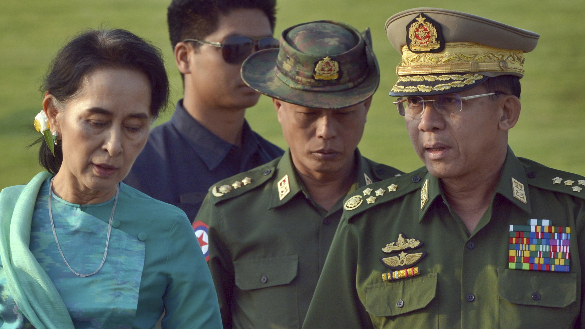 Aung San Suu Kyi mit Militärgenerälen im Jahr 2016. | AP