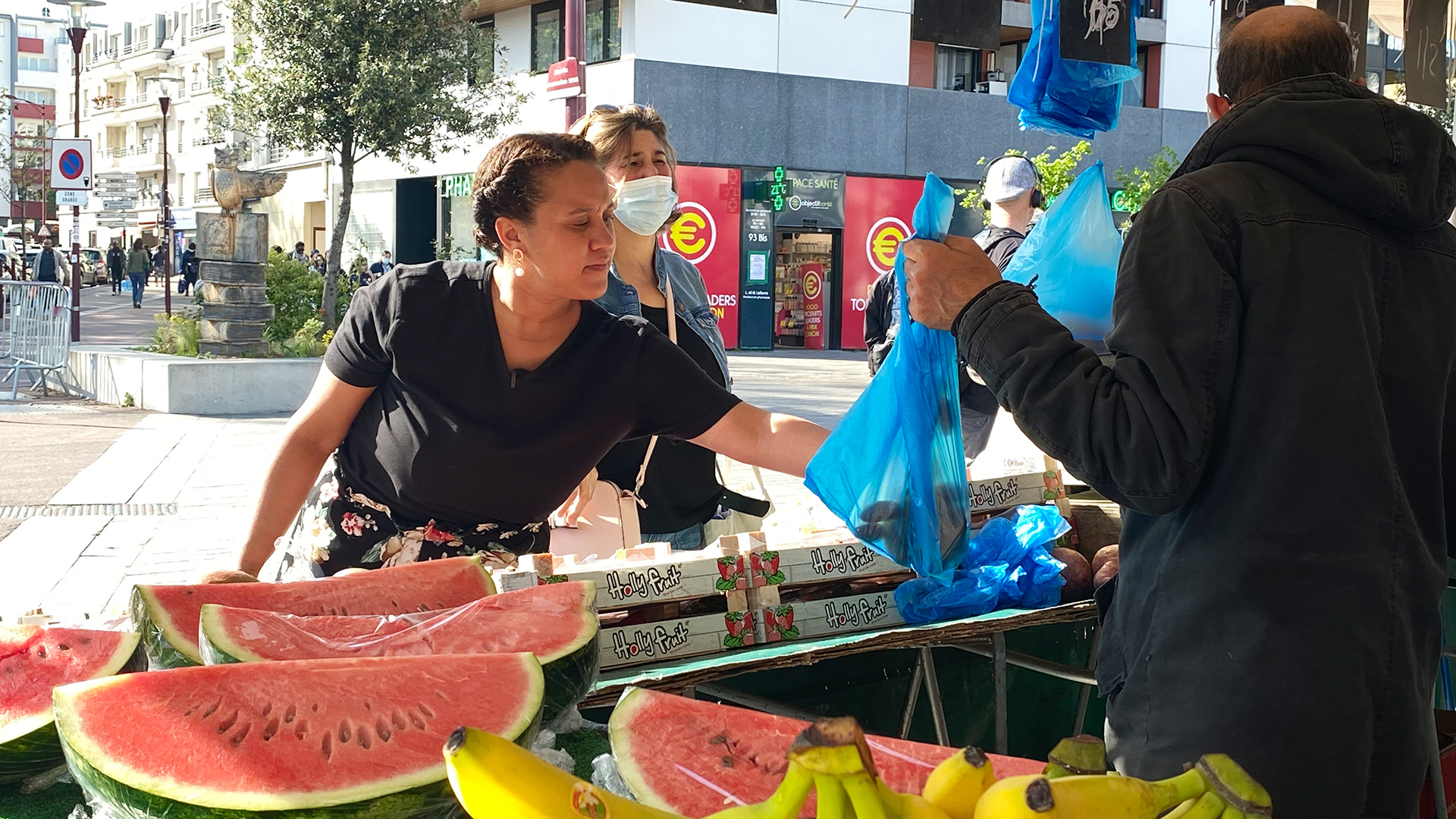 Aurélie Jean-Mouchoux steht an ihrem Marktstand vor Wassermelonen. | Sabine Bohland / ARD-Studio Paris