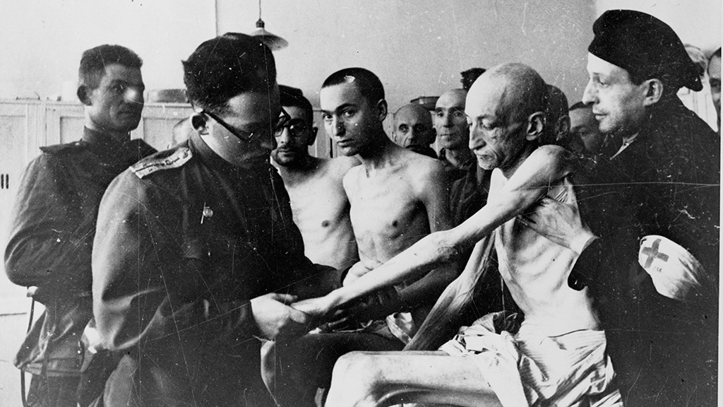 Ein Militärarzt der Roten Armee untersucht einen Überlebenden von Auschwitz. | picture alliance / akg-images