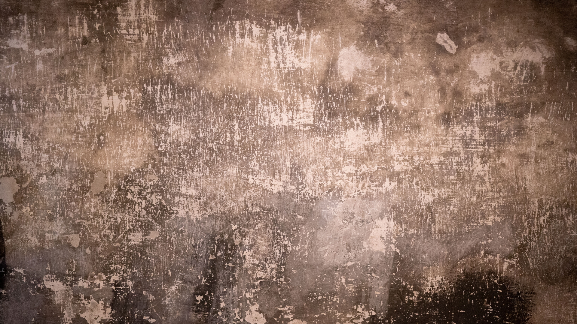 25.01.2020, Polen, Oswiecim: Kratzspuren an den Wänden erinnern an die Qualen der Häftlinge in der rekonstruierten Gaskammer im früheren Konzentrationslager Auschwitz I. | dpa