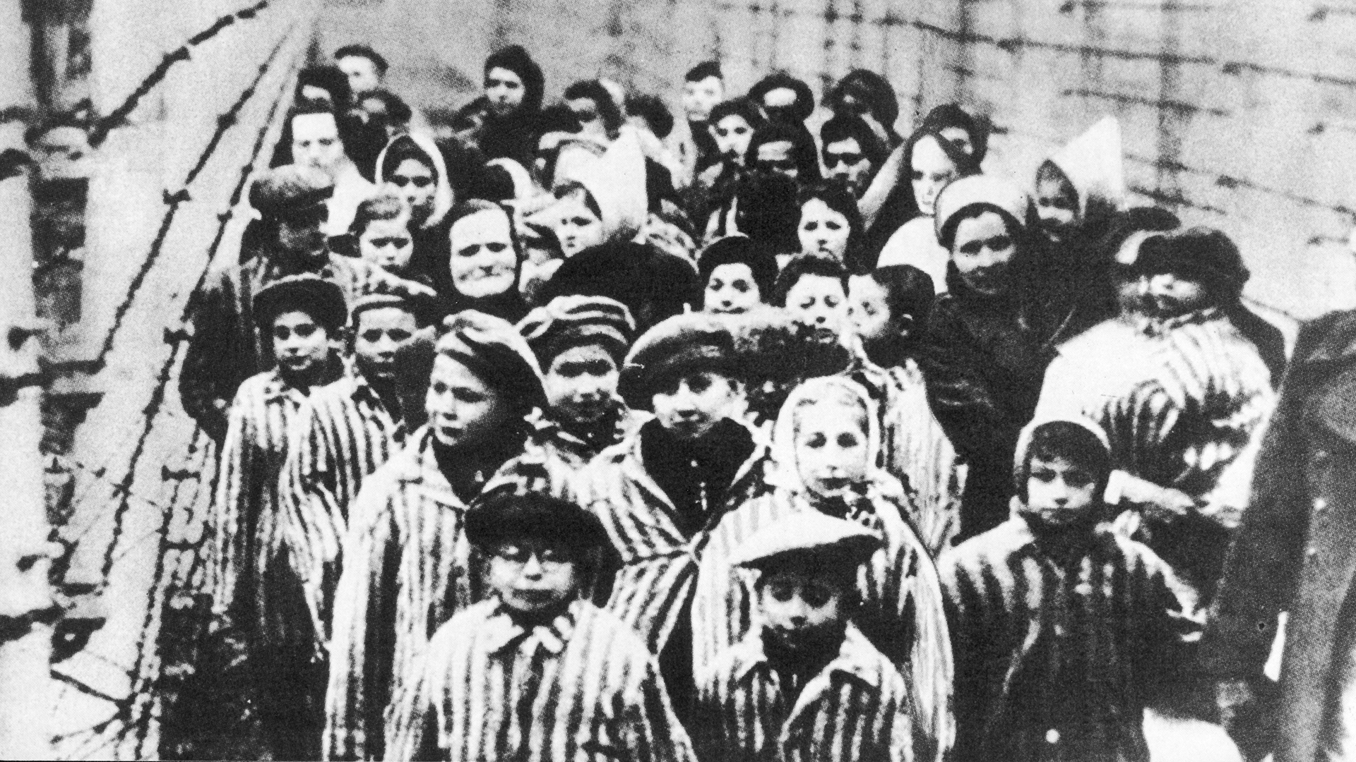 Kinder bei der Befreiung des Konzentrationslagers Auschwitz | picture-alliance / Mary Evans Pi