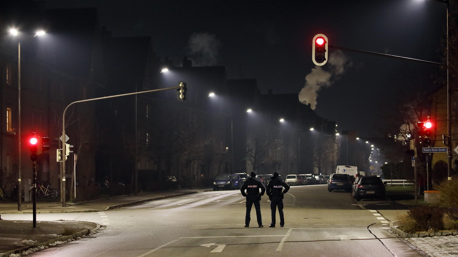 Polizisten kontrollieren eine nächtliche Ausgangssperre in Burghausen, Bayern (Dezember 2020) | picture alliance / imageBROKER