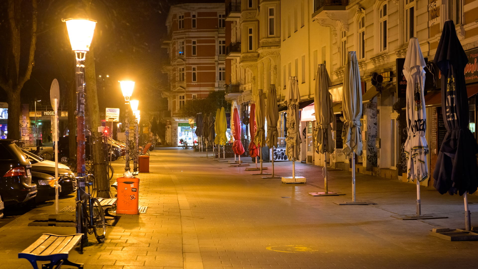 Leere Straße im Hamburger Schanzenviertel während der nächtlichen Ausgangssperre