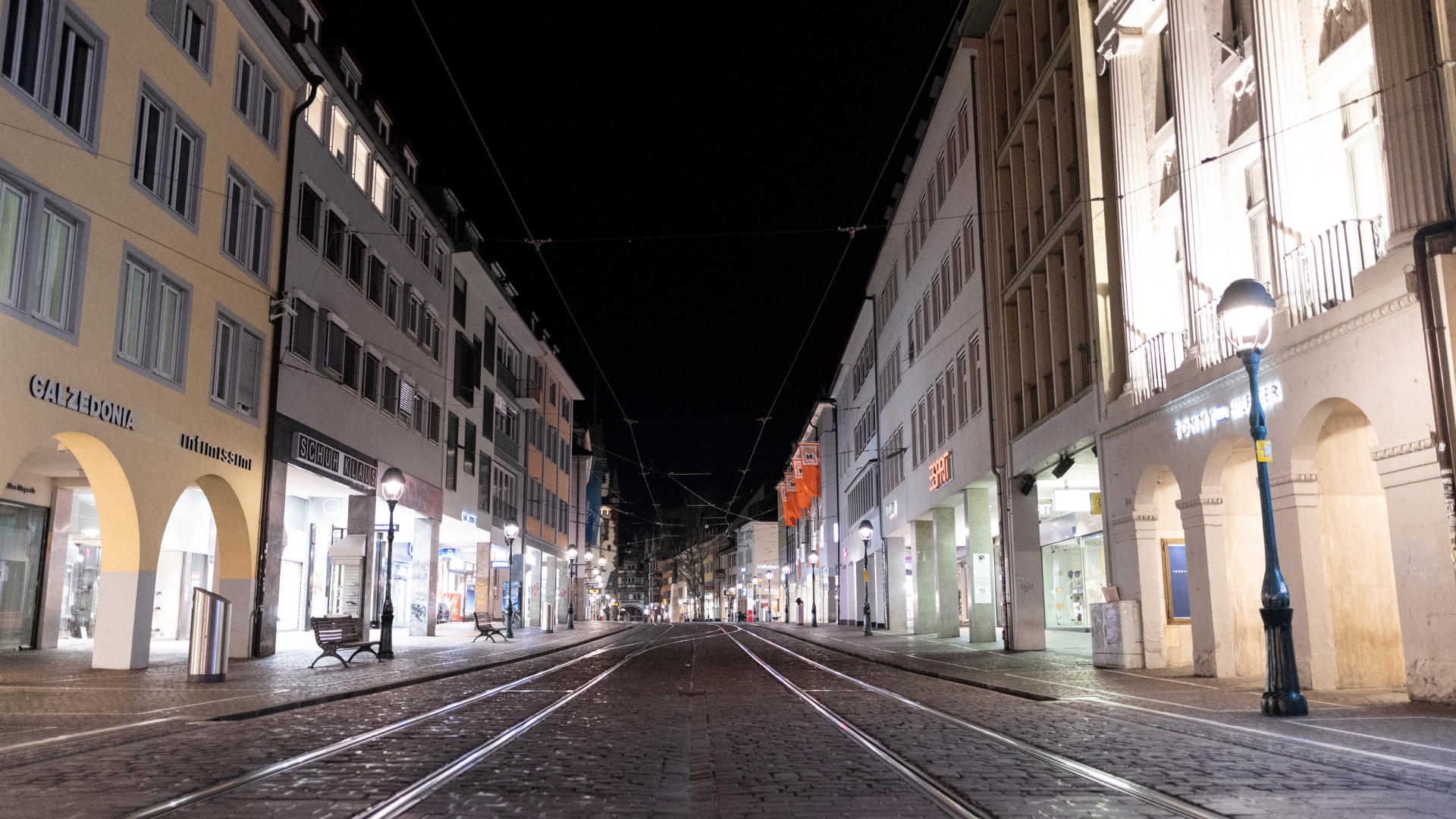 Menschenleere Fußgängerzone in Freiburg am Abend | dpa