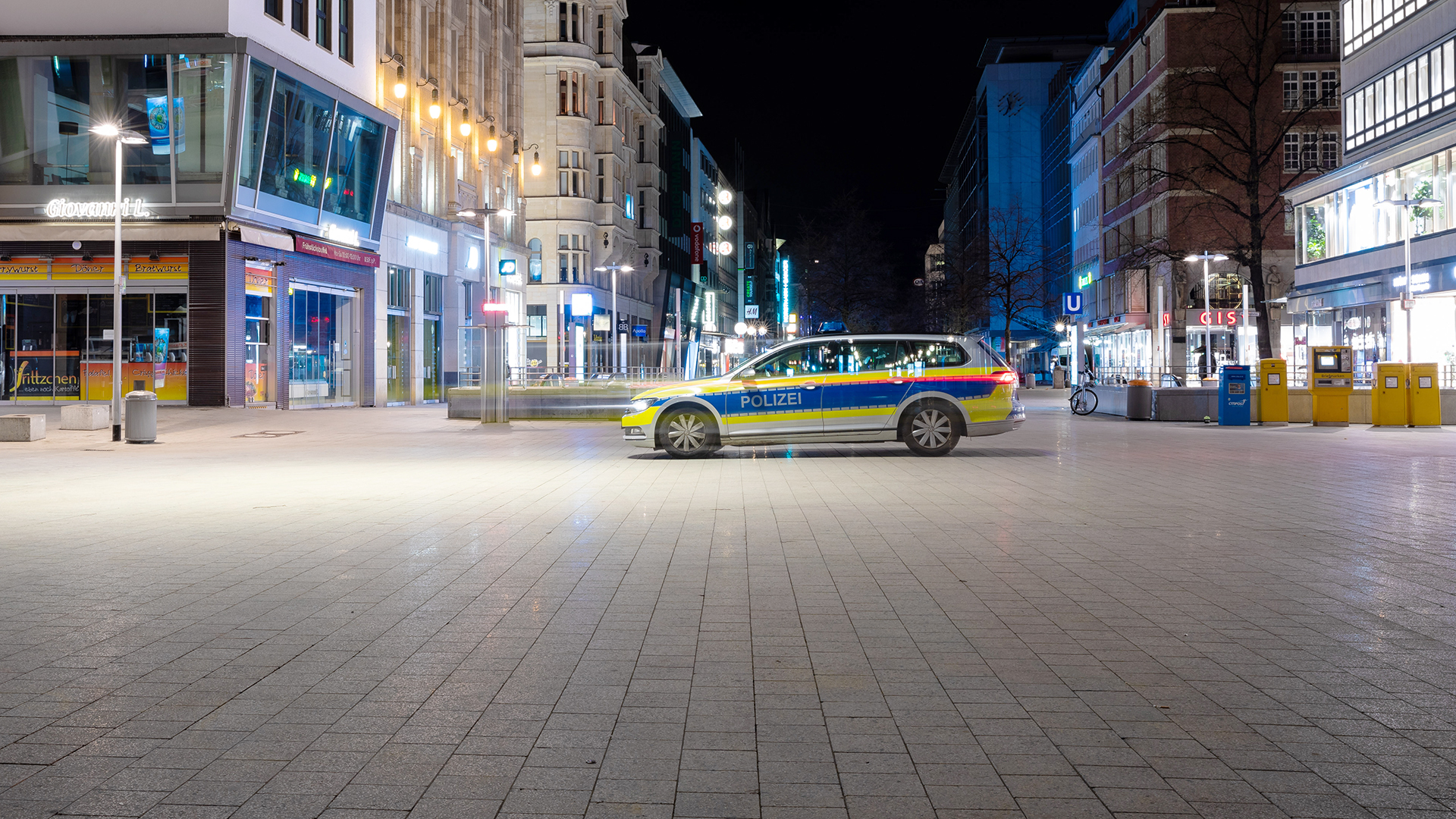 Ein Polizeiwagen steht in der menschenleeren Innenstadt von Hannover