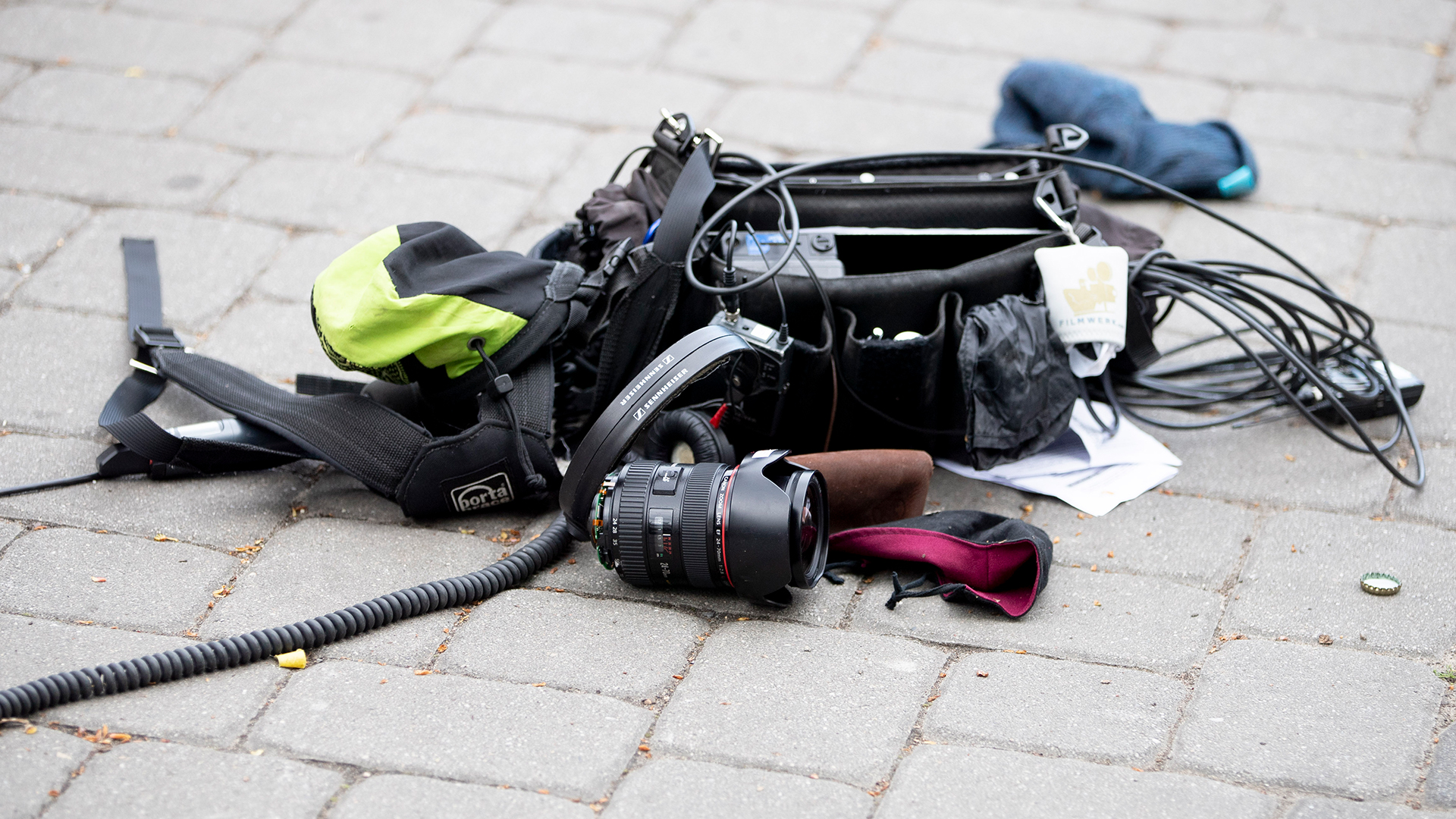 Die Ausrüstung eines Kamerateams liegt nach einem Übergriff zwischen Alexanderplatz und Hackescher Markt in Berlin auf dem Boden