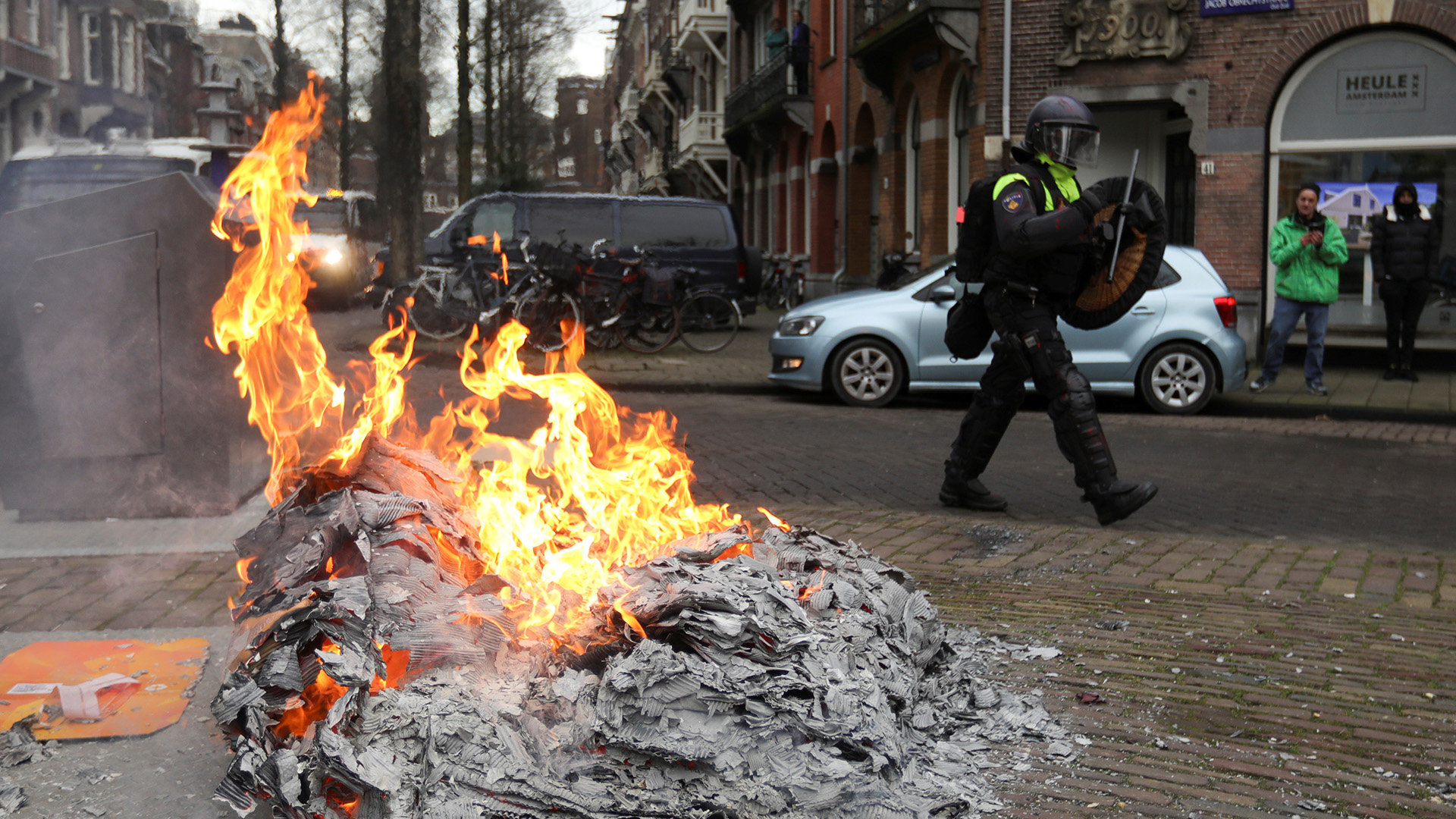Ein Feuer, das während der Ausschreitungen in Amsterdam gelegt wurde | REUTERS