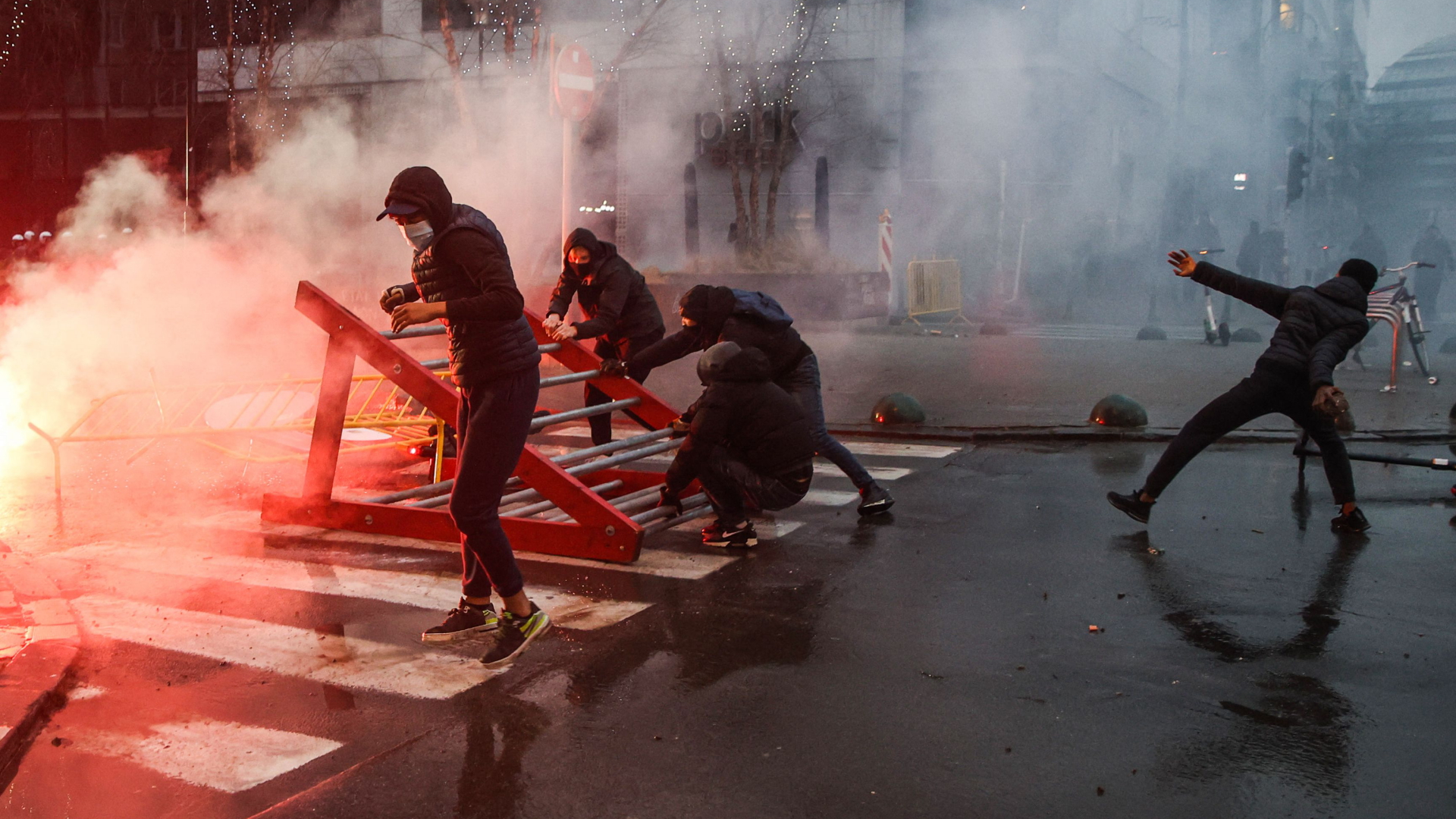 In Brüssel werfen bei Protesten gegen die Corona-Politik Demonstranten mit Gegenständen.  | AFP
